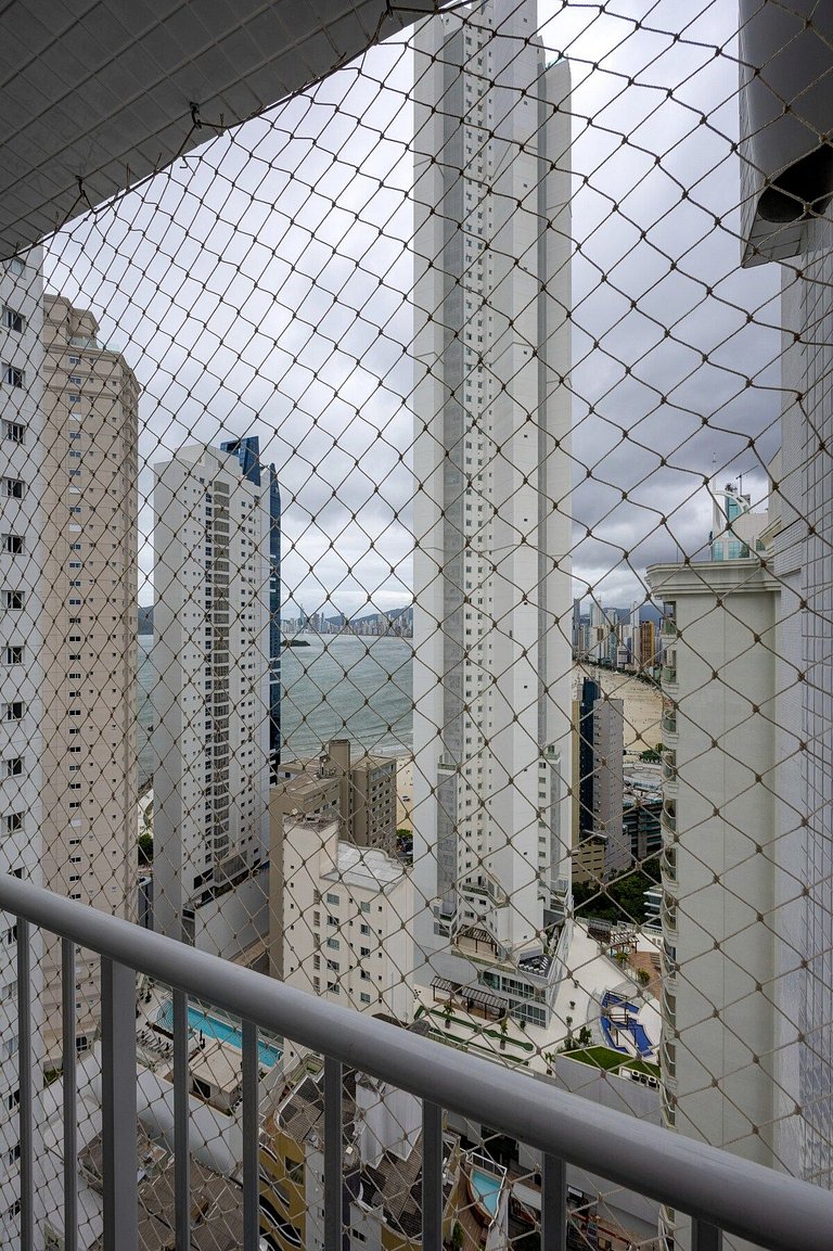 Luxo/Quadra-mar/PraiaBarra-Norte/4suítes/AR/2vagas