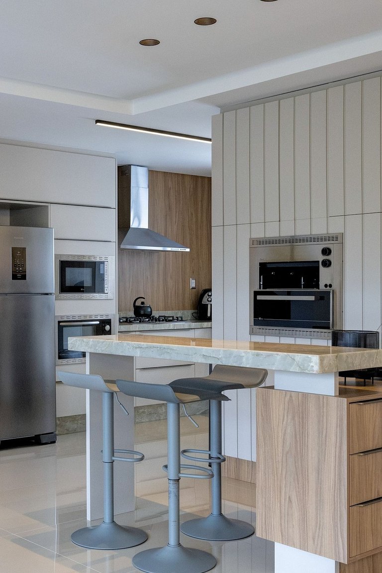 Luxo/Quadra-mar/PraiaBarra-Norte/4suítes/AR/2vagas