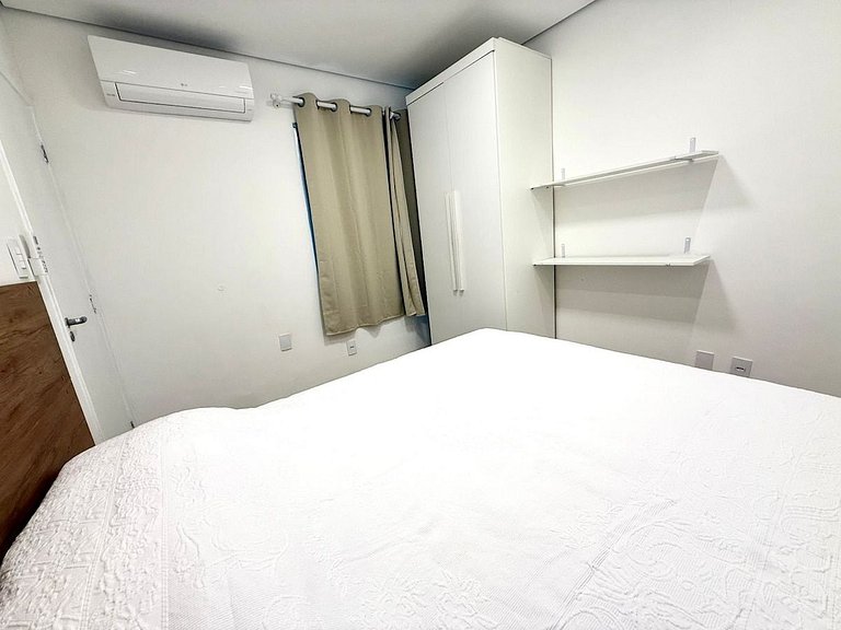 100m•praia Embaré • 100% climatizado e reformado