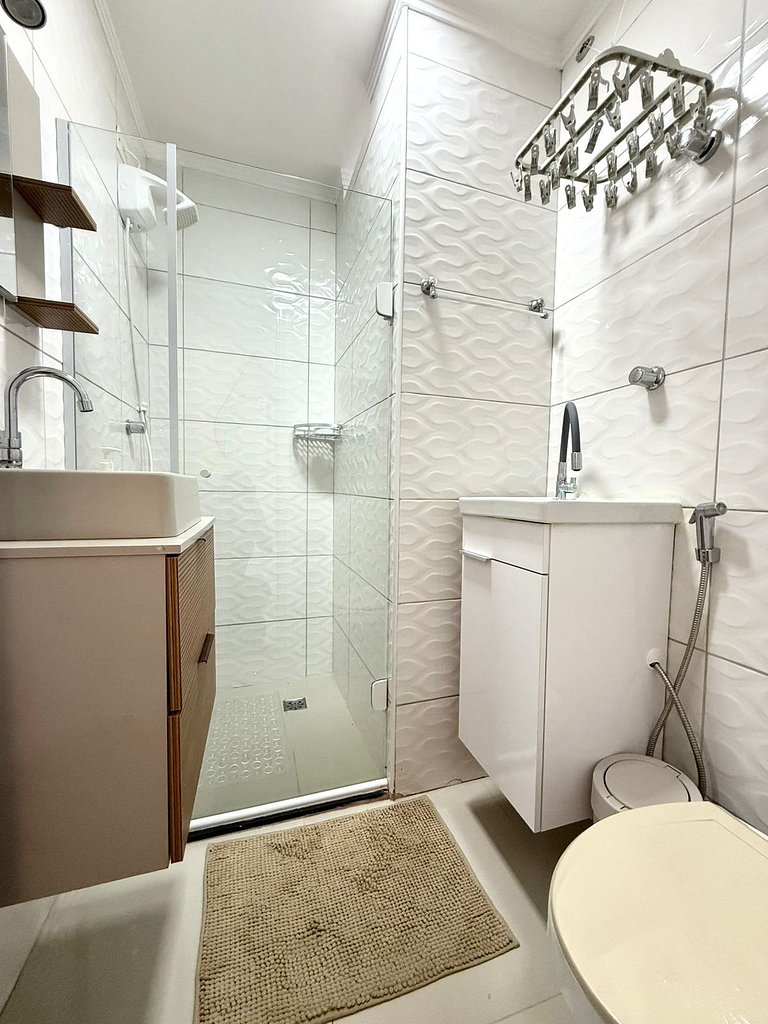 100m•praia Embaré • 100% climatizado e reformado