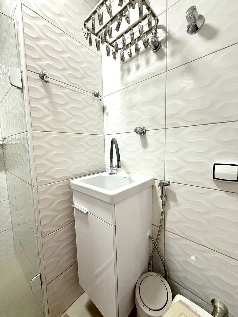 100m•praia Embaré • 100% climatizado e reformado